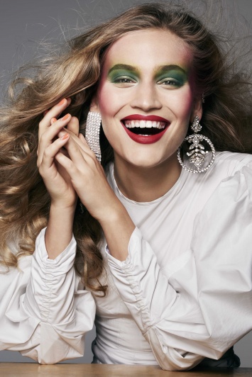 Ода радости: украинская топ-модель демонстрирует модный макияж весны