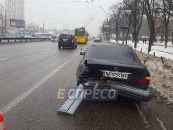 В Киеве на "Житомирской" водитель иномарки протаранил патрульное авто. Фото