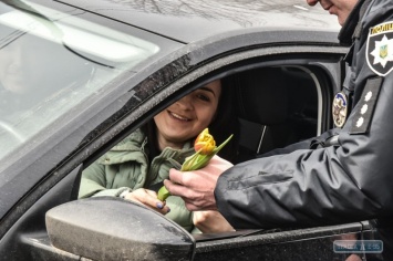 Сегодня в Одессе женщины получали цветы от полицейских