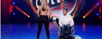 "Пошло-поехало": Николаевской комик, прикованный к инвалидной коляске, прошел в шоу "Лига смеха", посмотрев на обнаженную грудь, - ФОТО