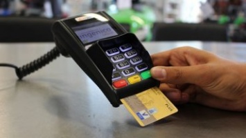 Украинцы переходят с налички на банковские карты - UPC