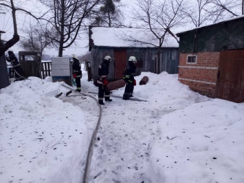 Под Харьковом из горящего дома вытащили трех мужчин, одного спасти не удалось