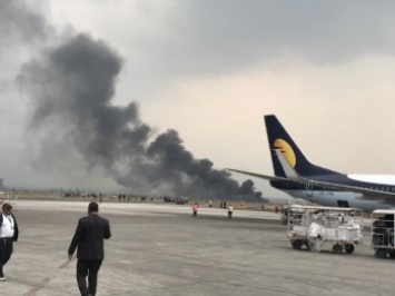 Самолет Bombardier с 67 людьми съехал с полосы и загорелся в Непале (фото)