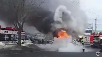 На улице Отечественной автомобиль Ford сгорел дотла