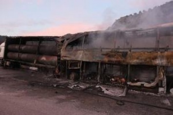 В Турции автобус с пассажирами врезался в грузовик и загорелся: много жертв
