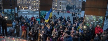 На Майдане почтили память погибшего на проукраинском митинге в Донецке Дмитрия Чернявского