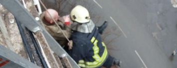 Пьяный криворожанин пытался с крыши перелезть на балкон 9 этажа (ФОТО)
