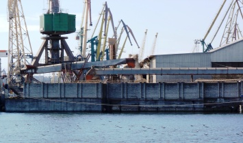 Херсонский морской порт сокращает грузопоток
