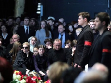 Бывшая жена и дочь не пришли на похороны Табакова
