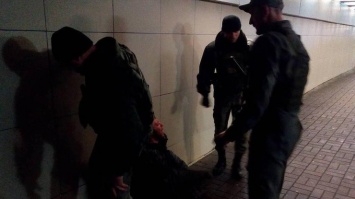 В Киеве бомж набросился с ножом на девушку с ребенком (видео)