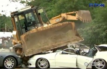 Власти Филиппин уничтожили очередную партию нерастаможенных авто бульдозером (видео)