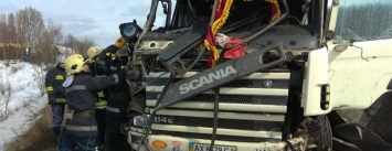 ДТП на Белгородском шоссе: спасатели вырезали водителя из покореженного грузовика (ФОТО)