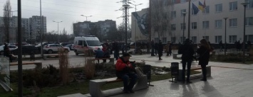 Отчет Труханова пришли послушать даже на улице: здание окружено охраной (ФОТО)