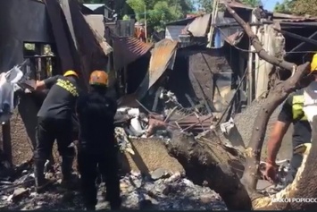 На Филиппинах самолет врезался в жилой дом, погибли по меньшей мере 10 человек