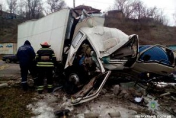 В Лисичанске произошло серьезное ДТП: от грузовика FAW осталась груда металла
