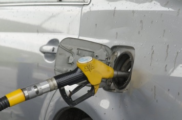 Бензином только пахнет: что украинцам продают под видом автомобильного топлива
