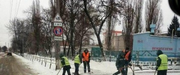 Кременчугские коммунальщики в свой профессиональный праздник расчищали город от весеннего снега (ФОТО)