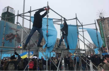 Митингующие демонтировали металлические конструкции на Майдане, пострадал один активист