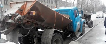 В Запорожье коммунальный грузовик переломился надвое прямо на ходу