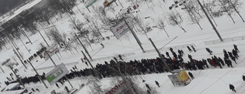 Снежный апокалипсис в Днепре: почему люди не могут уехать на работу (ФОТО, ВИДЕО)
