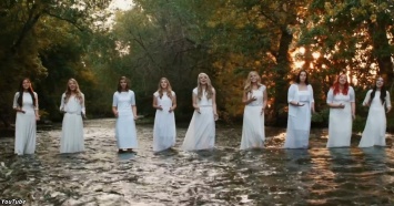 9 женщин вошли в реку, чтобы спеть эту песню. Получилось абсолютно гениально!