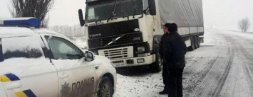 Покровские правоохранители оказали помощь водителю грузовика, попавшего в снежный плен