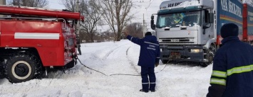 Спасатели Каменского помогали водителям выбраться из снежных заносов