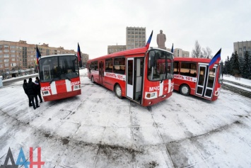 Школьников Горловки собрали на митинг в честь передачи городу трех автобусов