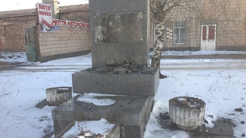 Уличные активисты с молотками разбили мемориальную доску Ватутину в Бердичеве