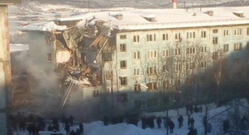 В Мурманске обвалилась пятиэтажка, из-под завалов достают женщину. Фото, видео
