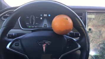 Американец показал, как обмануть автопилот Tesla