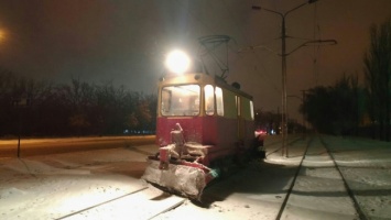 В Николаеве коммунальщики ликвидируют последствия непогоды: на дороги высыпано 150 тонн соли, на проспекте Героев Украины упало дерево