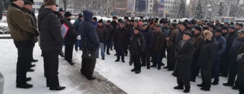 В Запорожье военные пенсионеры протестуют под стенами ОГА: требуют пенсию больше 11 тысяч гривен, - ФОТО