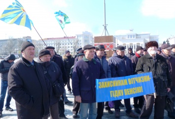 Военные пенсионеры Херсонщины заявили на митинге, что настроены очень решительно (фоторепортаж)