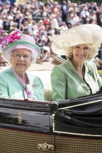 Королева Елизавета II считает жену принца Чарльза безнравственной женщиной