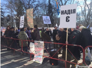 Под Радой собрались стихийные митинги "за" и "против" Савченко