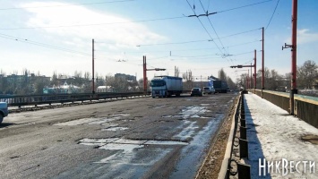 В Николаеве, на Ингульском мосту после зимы вместе со снегом сошел асфальт