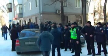 Опубликовано видео стычек полицейских с военными возле Запорожской обладминистрации