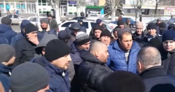 В Новоалексеевке таксисты-нелегалы, которые возят людей в Крым, напали на представителей власти и журналистов (ВИДЕО)
