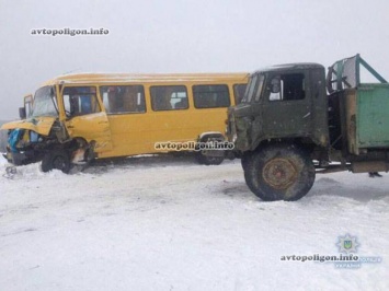 ДТП на Львовщине: в столкновении грузовика ГАЗ-66 и буса Mercedes пострадали три пассажира. ФОТО