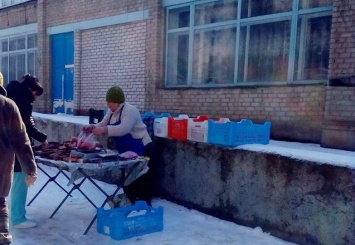 Жители Николаева возмущены торговлей колбасой с парапета здания городской больницы №5