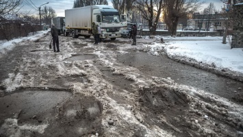 На Левом берегу Днепра застрявшие в ямах фуры перекрыли дорогу на Самаровку