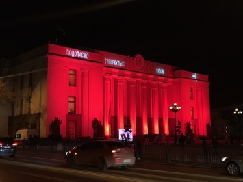 Здание Верховной Рады окрасилось в красный цвет (ФОТО)