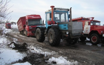 В Одесской области грузовик попал в снежную ловушку