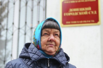 Поддержать Надежду Савченко в суд приехали ее мать и сестра