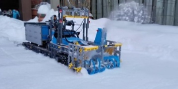 Из Lego собрали рабочую снегоуборочную машину