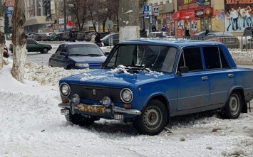 В Луганске рухнувшая с крыши груда снега изувечила машину (фото)