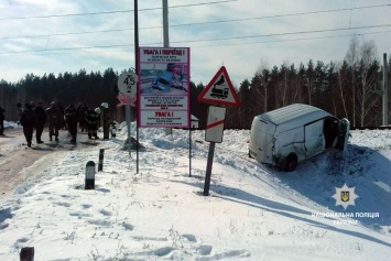 Появились фото с места ДТП в Полтавской области, где пассажирский поезд снес микроавтобус