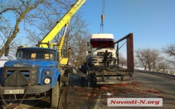 На трассе груженный луком седельный тягач MAN перевернулся на скользкой дороге