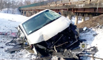 Под Полтавой микроавтобус слетел с моста в реку, водителя госпитализировали